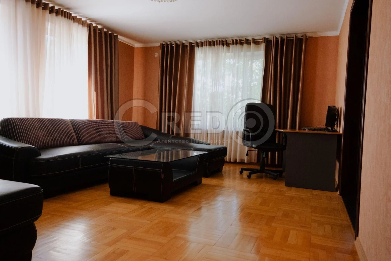 Продаж триповерхового будинку в центрі Кривого Рогу — 95 ква