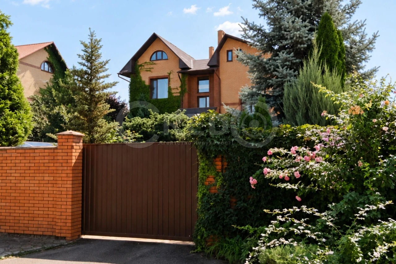 Продаж триповерхового будинку в центрі Кривого Рогу — 95 ква