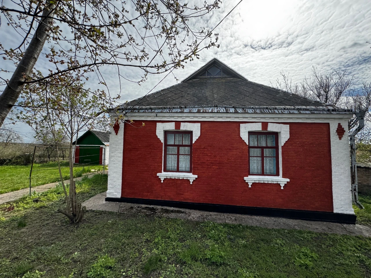 House for sale with a large plot of land in