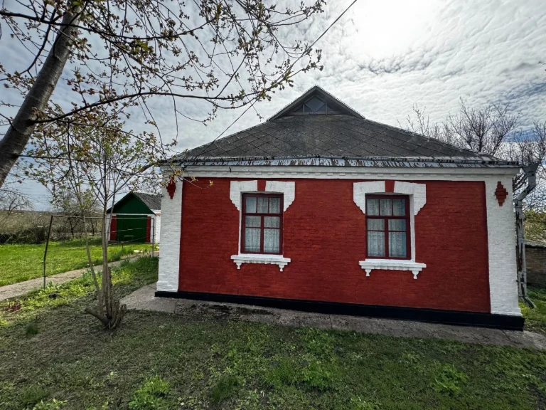 House for sale with a large plot of land in