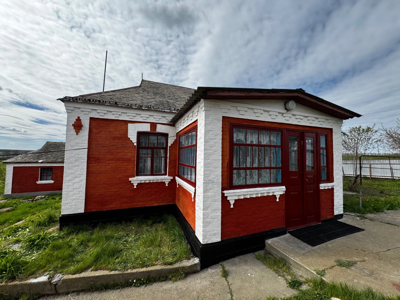 House for sale with a large plot of land in