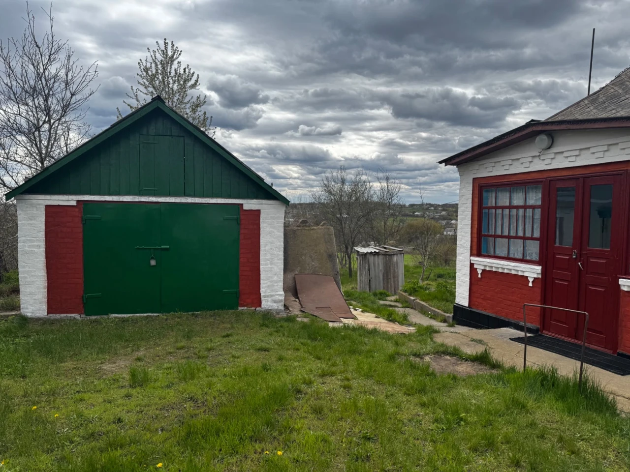 House for sale with a large plot of land in