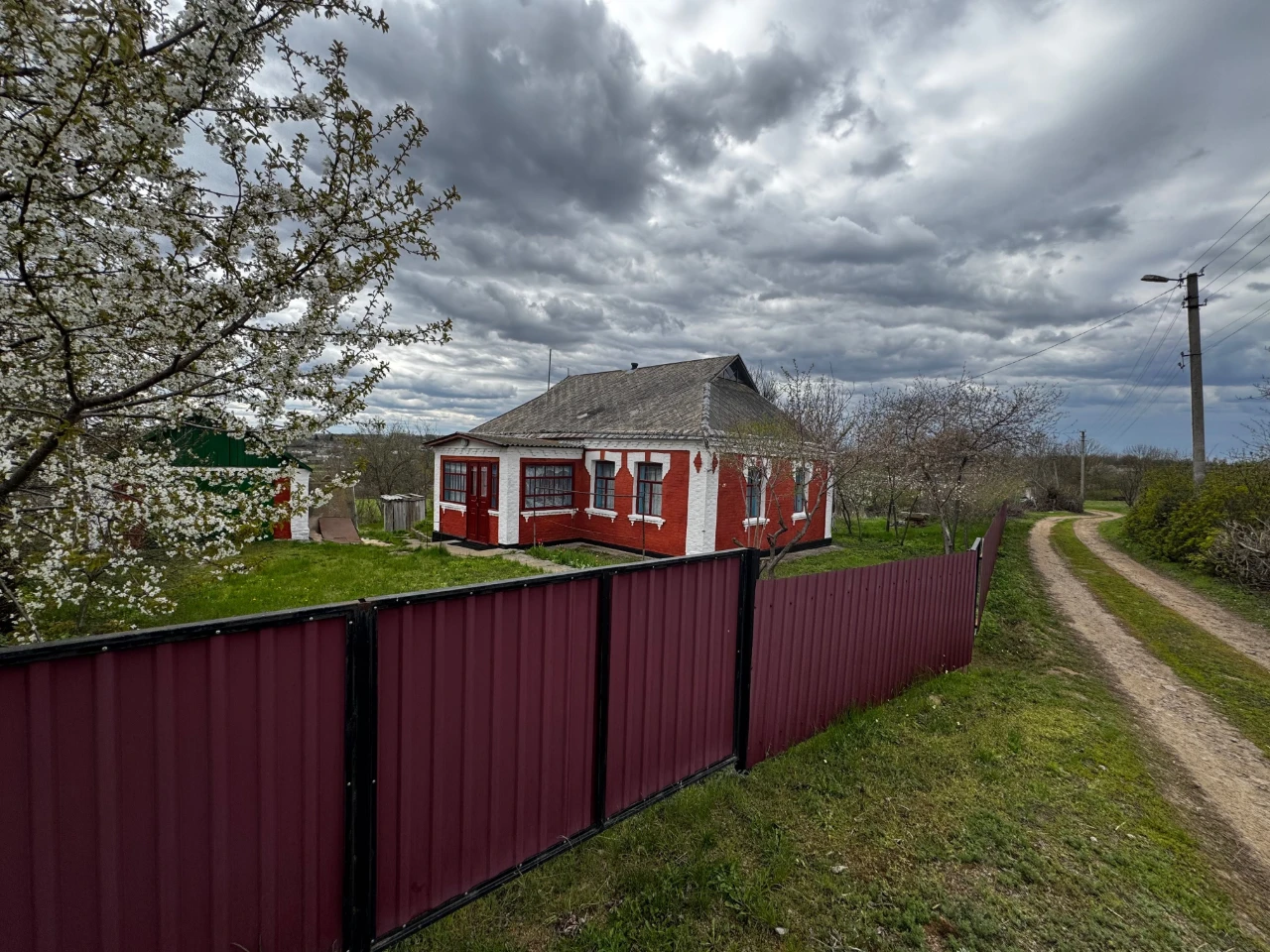 House for sale with a large plot of land in