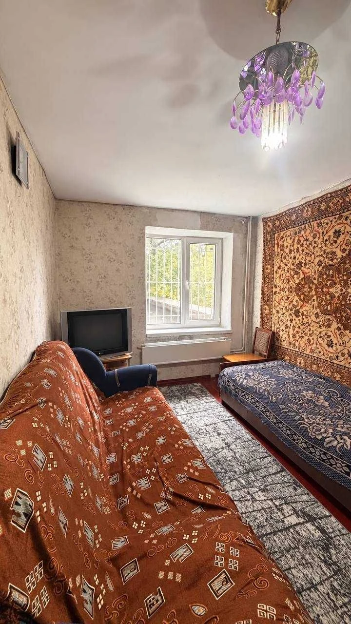 For sale 2-bedroom apartment in the center, standard layout