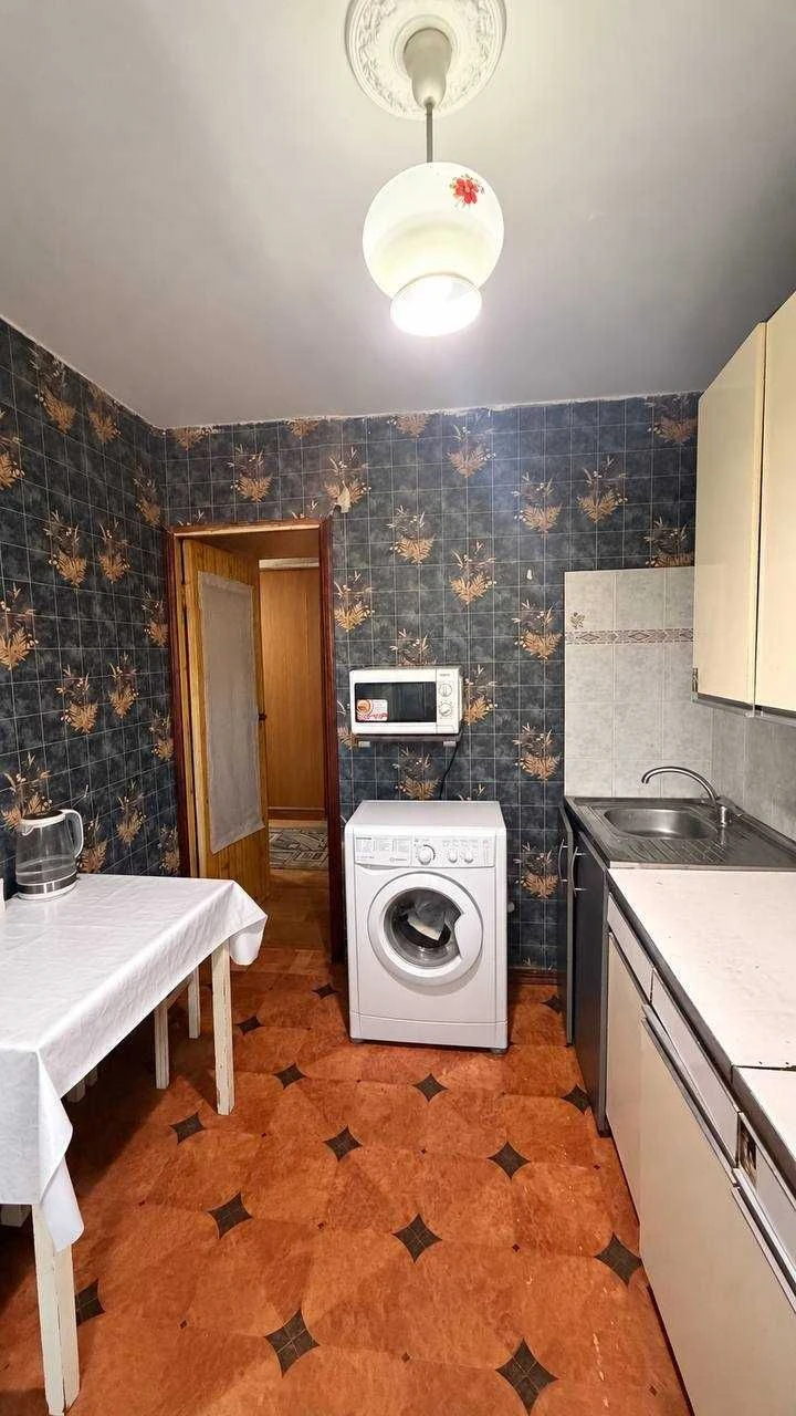 For sale 2-bedroom apartment in the center, standard layout