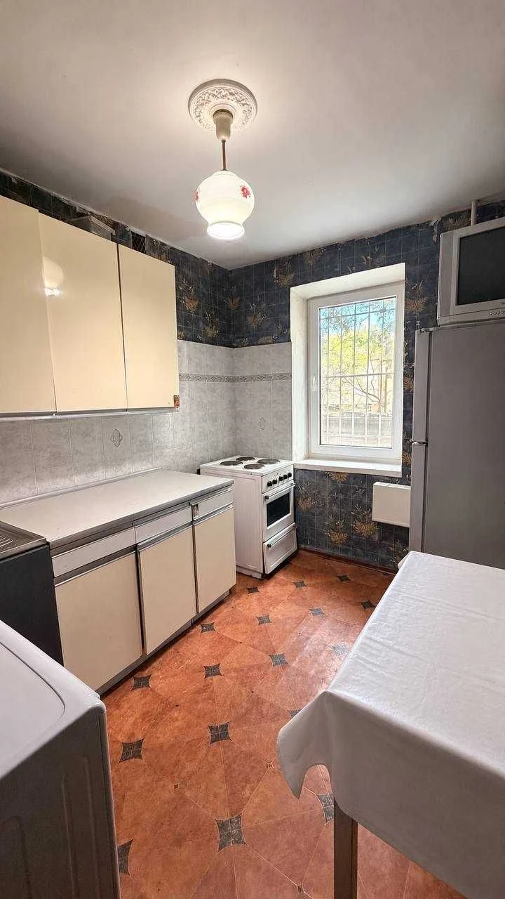 For sale 2-bedroom apartment in the center, standard layout