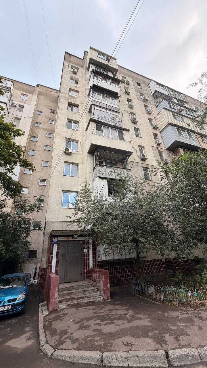 For sale 2-bedroom apartment in the center, standard layout