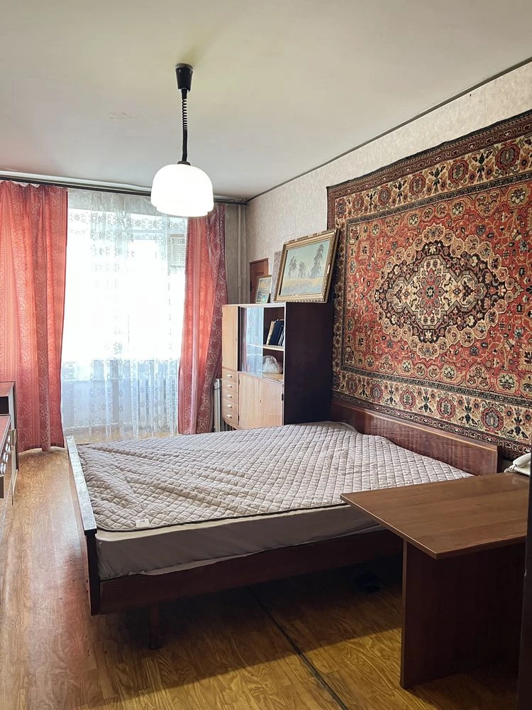 Продам 4-кімнатну квартиру біля парку Космонавтів