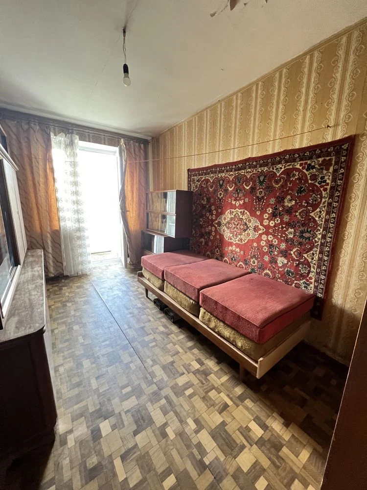 Продам 4-кімнатну квартиру біля парку Космонавтів
