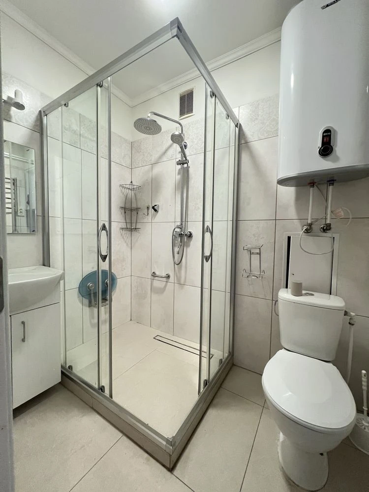 Продам 4-кімнатну квартиру біля парку Космонавтів