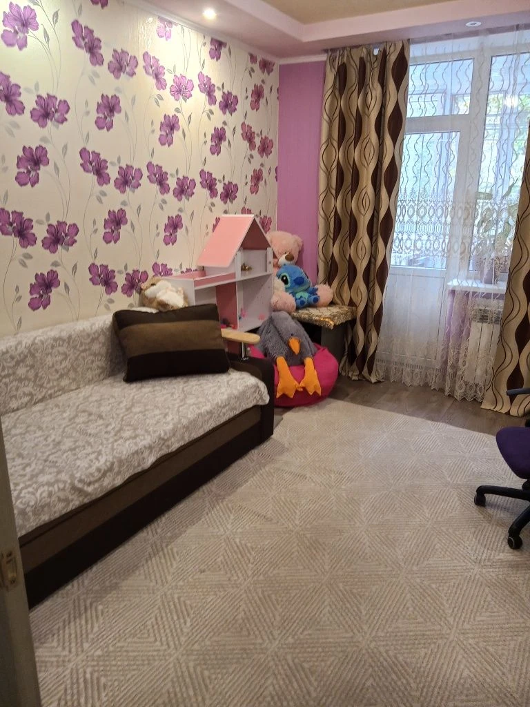 Продається 2-кімнатна квартира в центрі