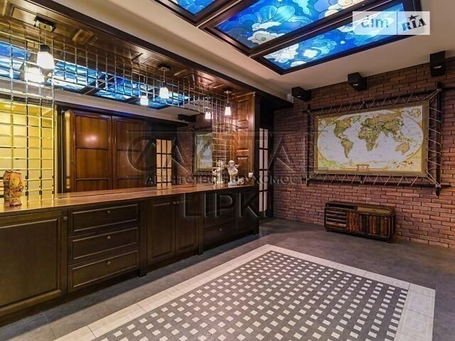 Sale of 4-room apartment 260 sq. m on Andriy Verkhoglyada St. 1-20A