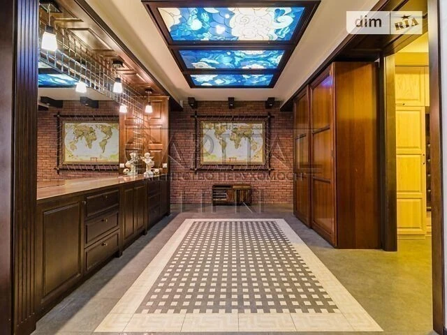 Sale of 4-room apartment 260 sq. m on Andriy Verkhoglyada St. 1-20A