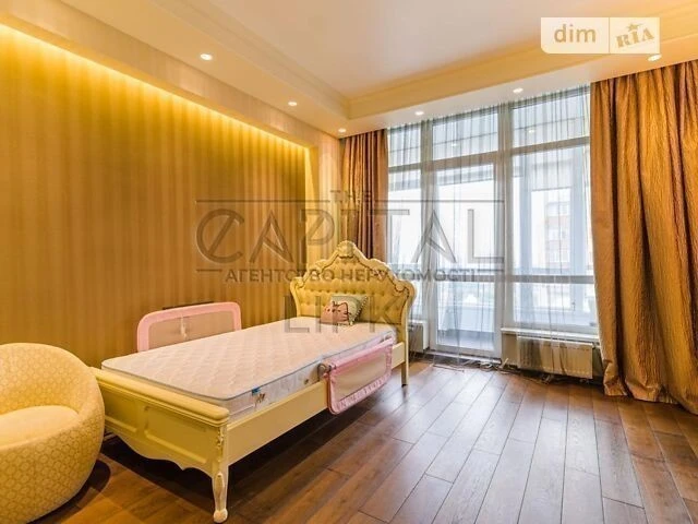 Sale of 4-room apartment 260 sq. m on Andriy Verkhoglyada St. 1-20A
