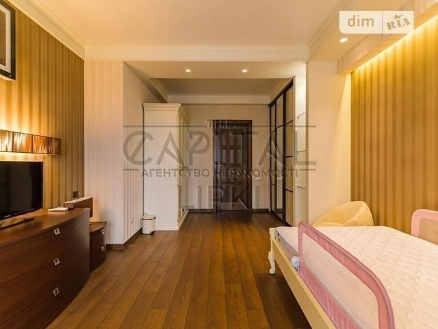 Sale of 4-room apartment 260 sq. m on Andriy Verkhoglyada St. 1-20A
