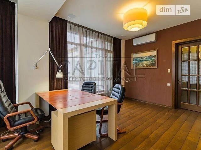 Sale of 4-room apartment 260 sq. m on Andriy Verkhoglyada St. 1-20A