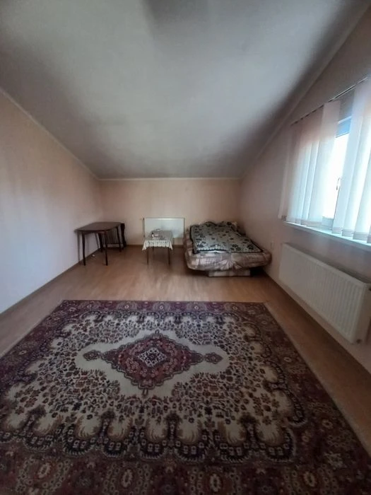 Великий будинок в спокійному районі міста. 36916