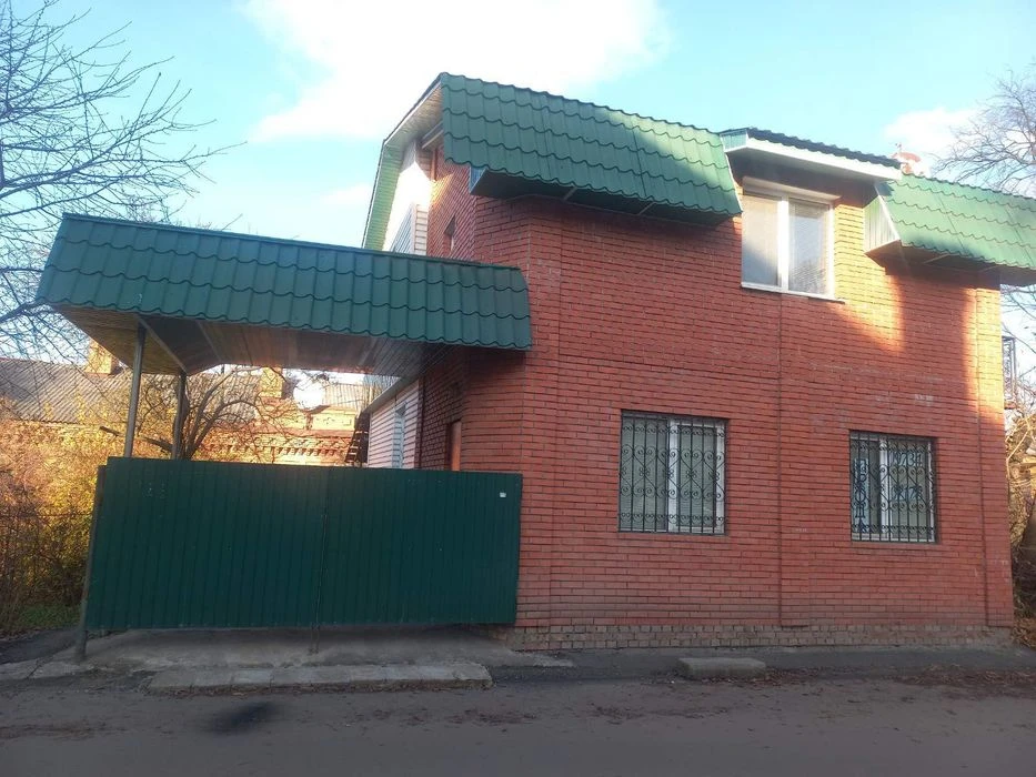Великий будинок в спокійному районі міста. 36916