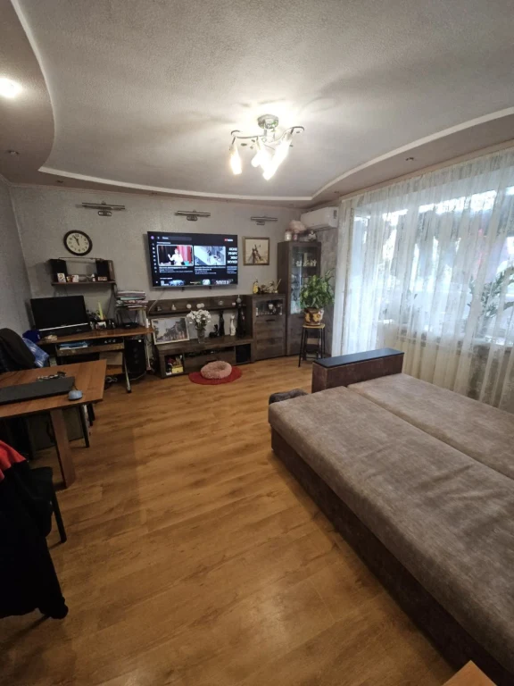 Reduced Price. Selling a 3-room apartment with improved layout.
