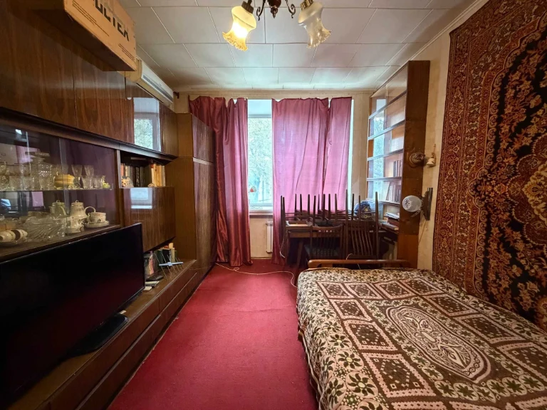 Sale of a 2-room apartment 44 sq.m. STALIN STYLE near Politekh and French Boulevard