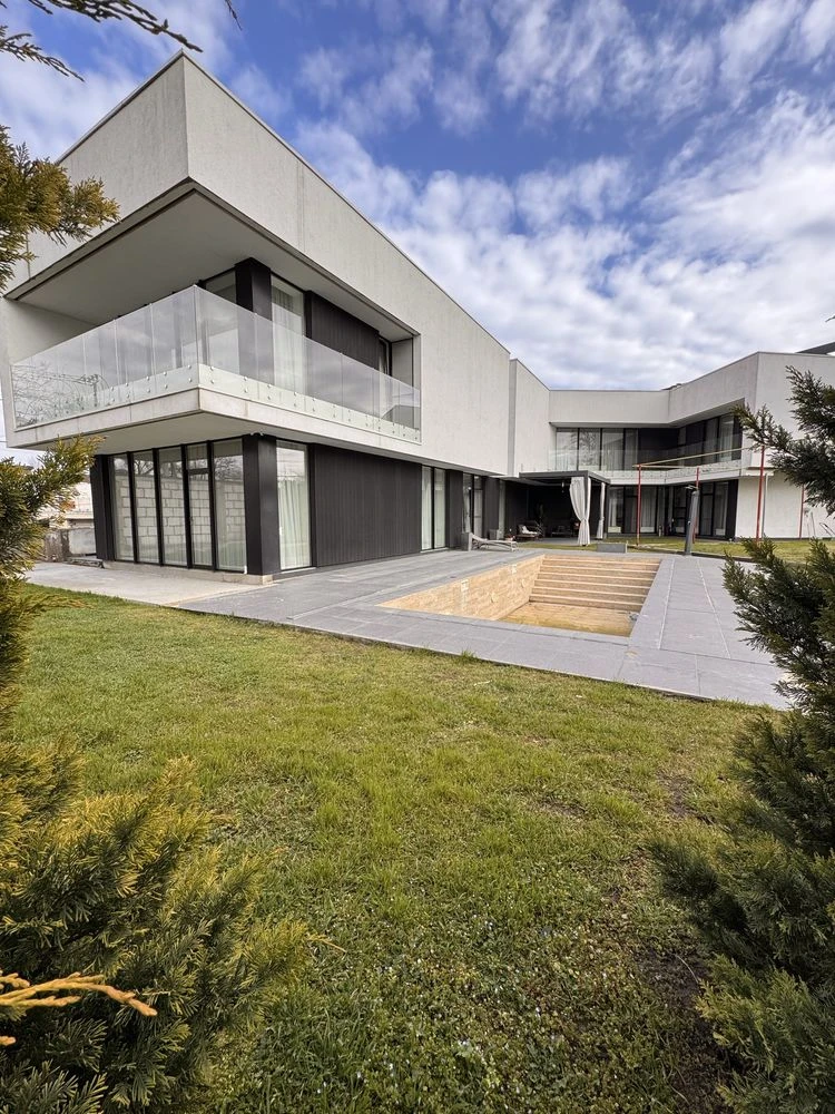 House at 10 Fontana, 10 acres of land