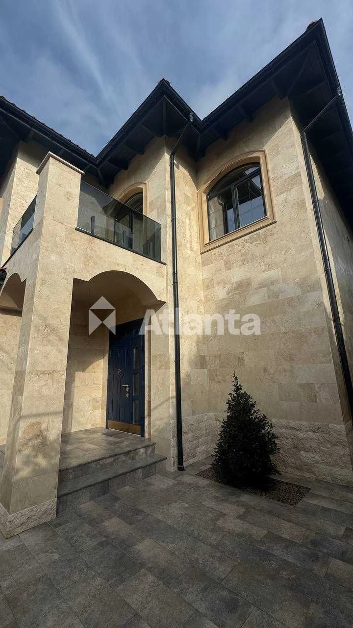 House in the area of 13 St. Fontana