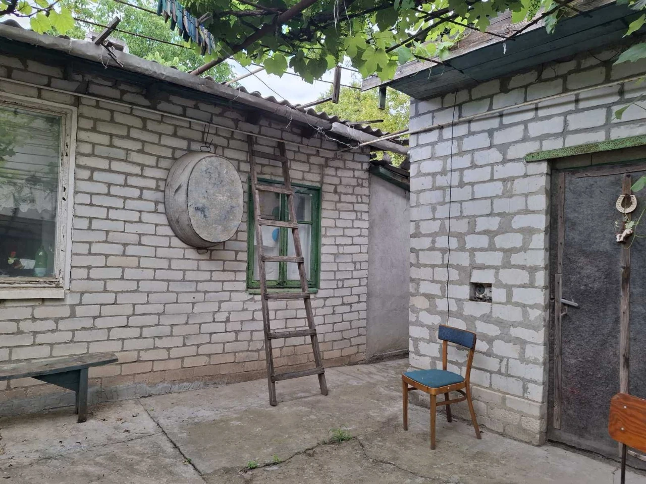 House 10,468 sq ft. 3 rooms in good condition. Lenseslyache. Chaygib