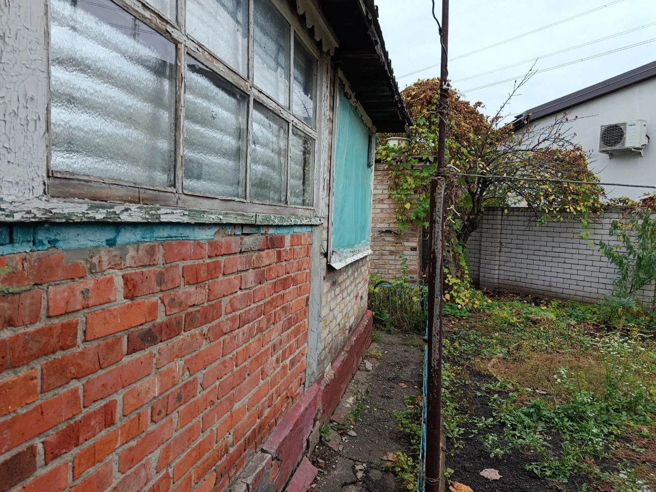 For sale: 3/4 house, no separate part.