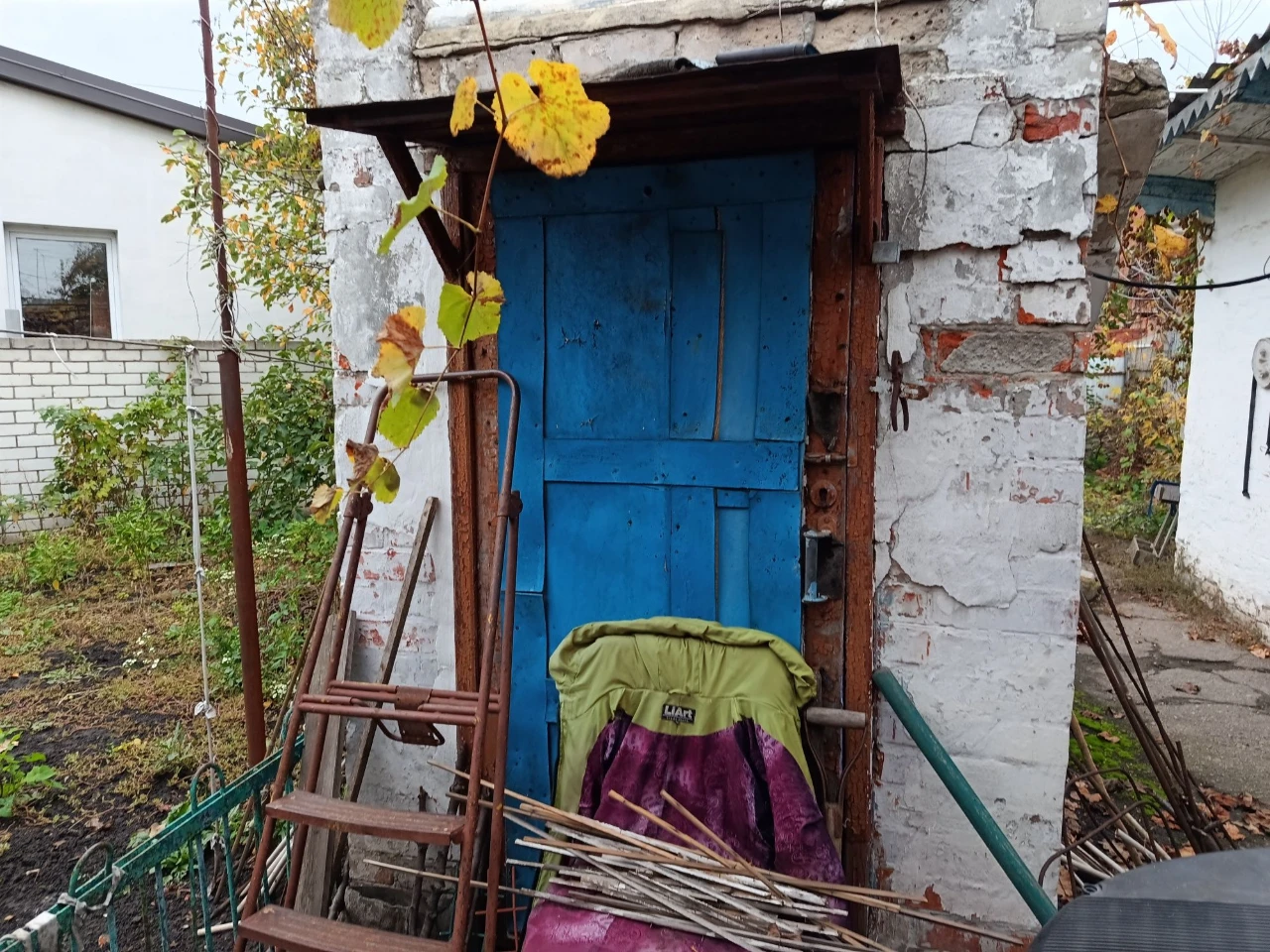 For sale: 3/4 house, no separate part.