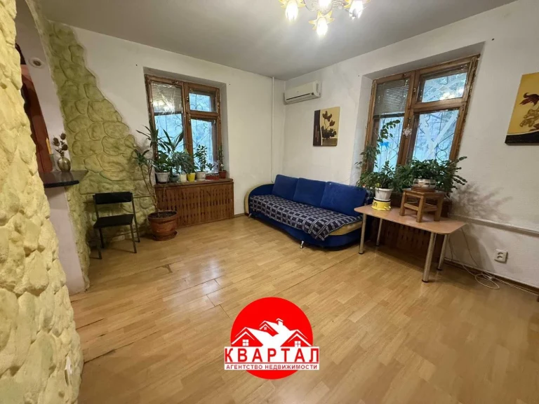 For sale 3-room apartment in the Right Bank, Stalinist building