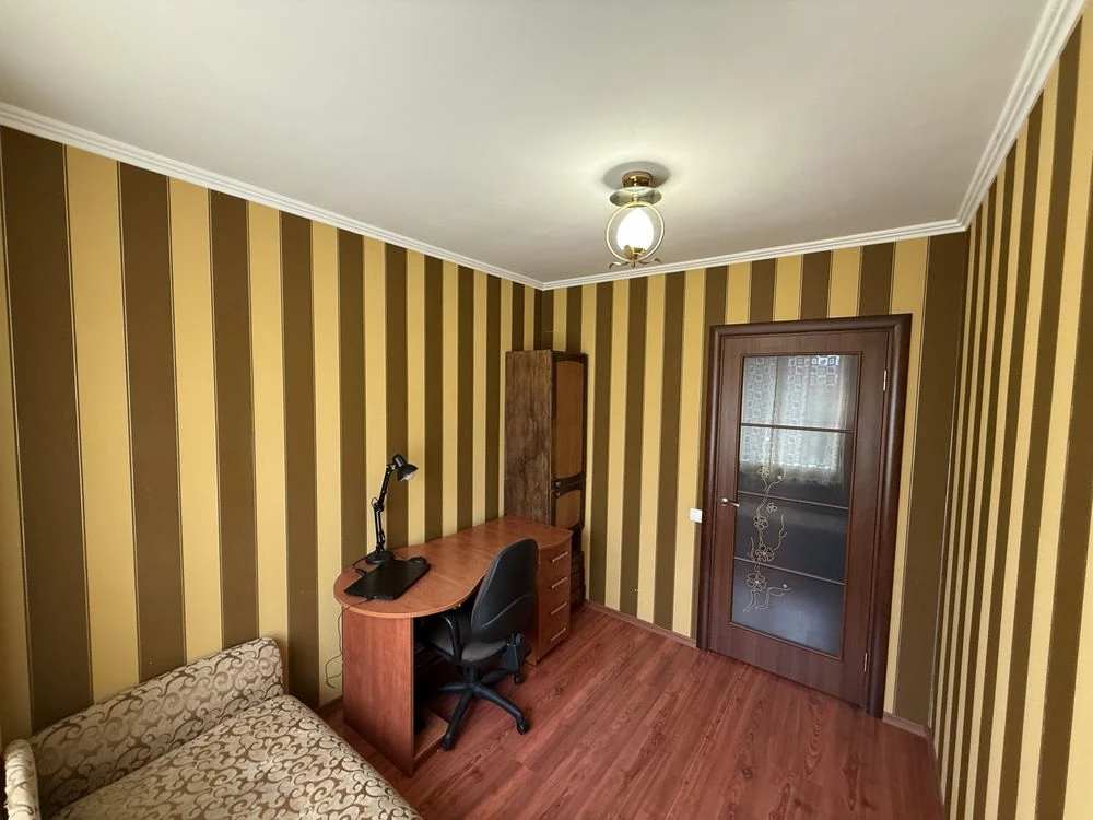 3 bedroom apartment near school on Vyshenka street
