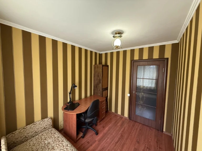 3 bedroom apartment near school on Vyshenka street
