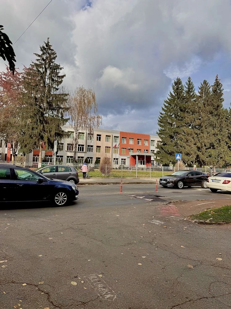 3 bedroom apartment near school on Vyshenka street