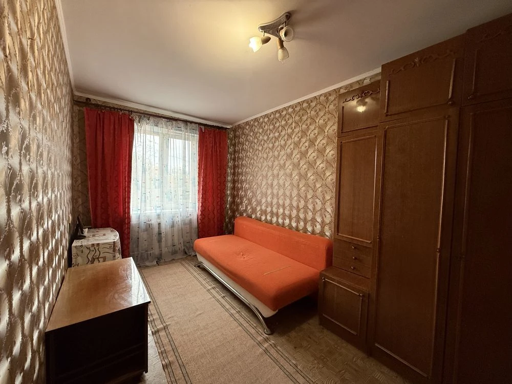 3 bedroom apartment near school on Vyshenka street
