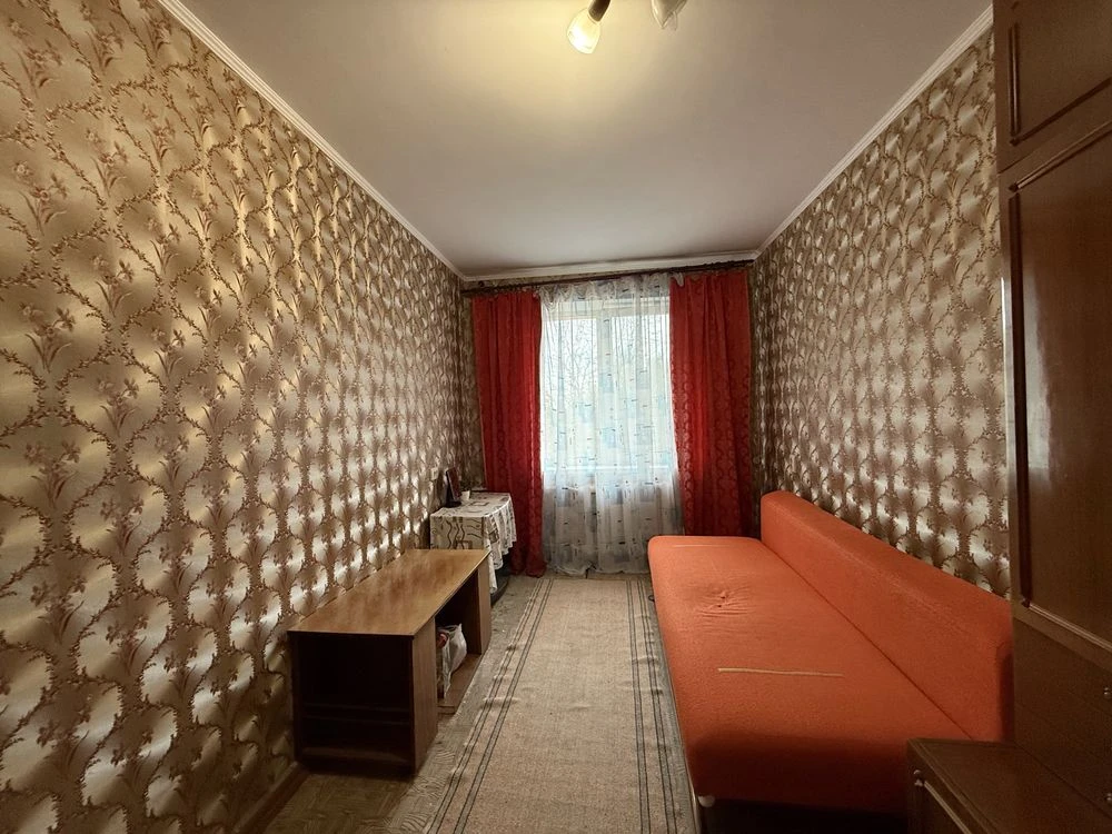 3 bedroom apartment near school on Vyshenka street