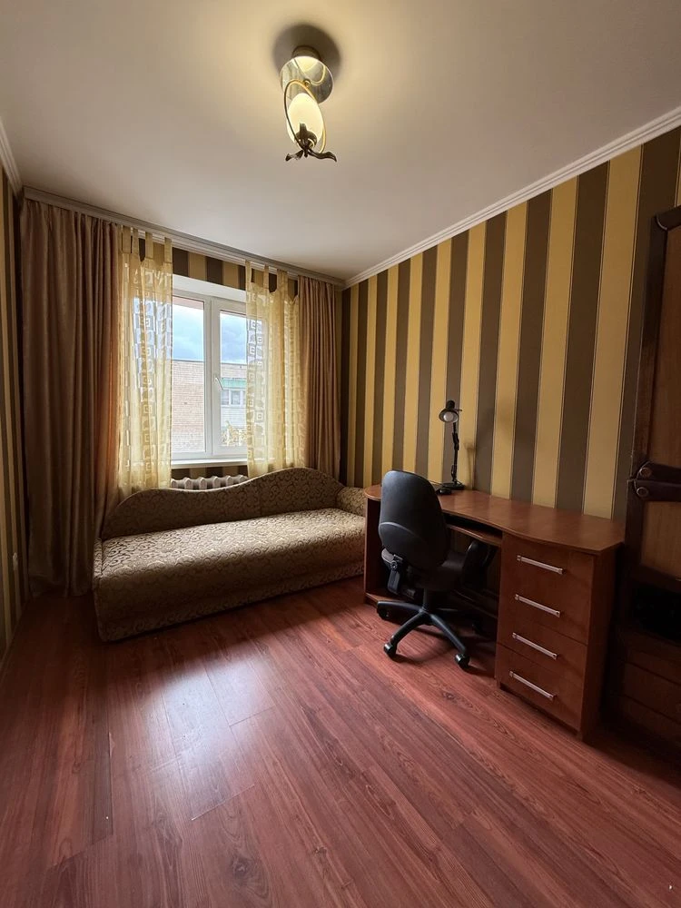 3 bedroom apartment near school on Vyshenka street