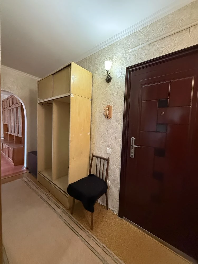 3 bedroom apartment near school on Vyshenka street