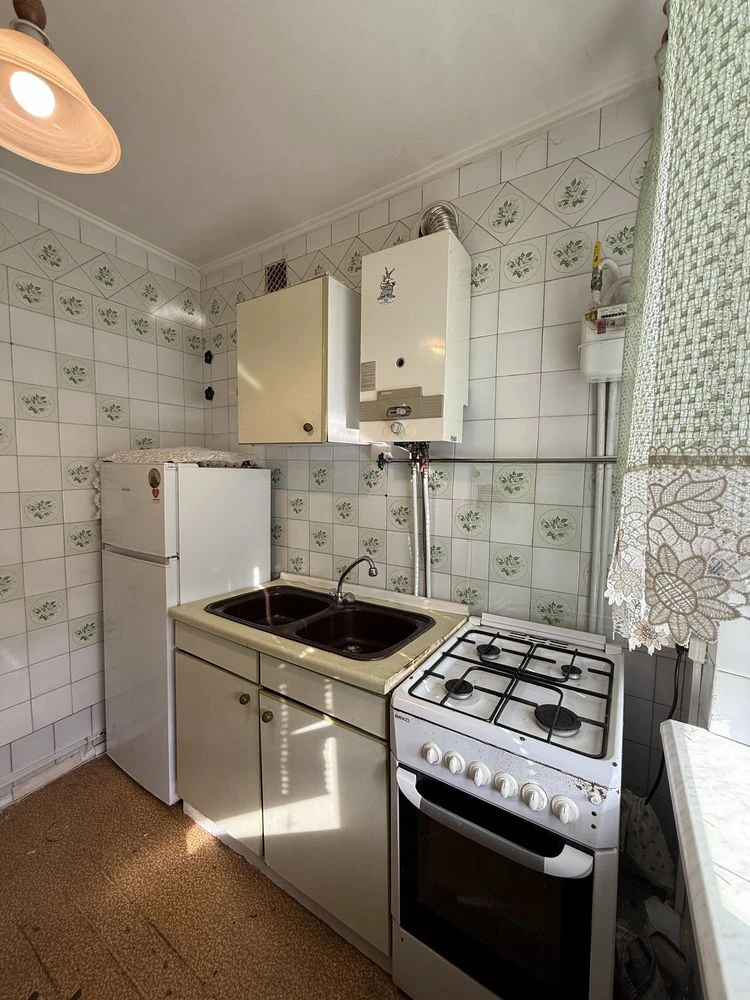 3 bedroom apartment near school on Vyshenka street