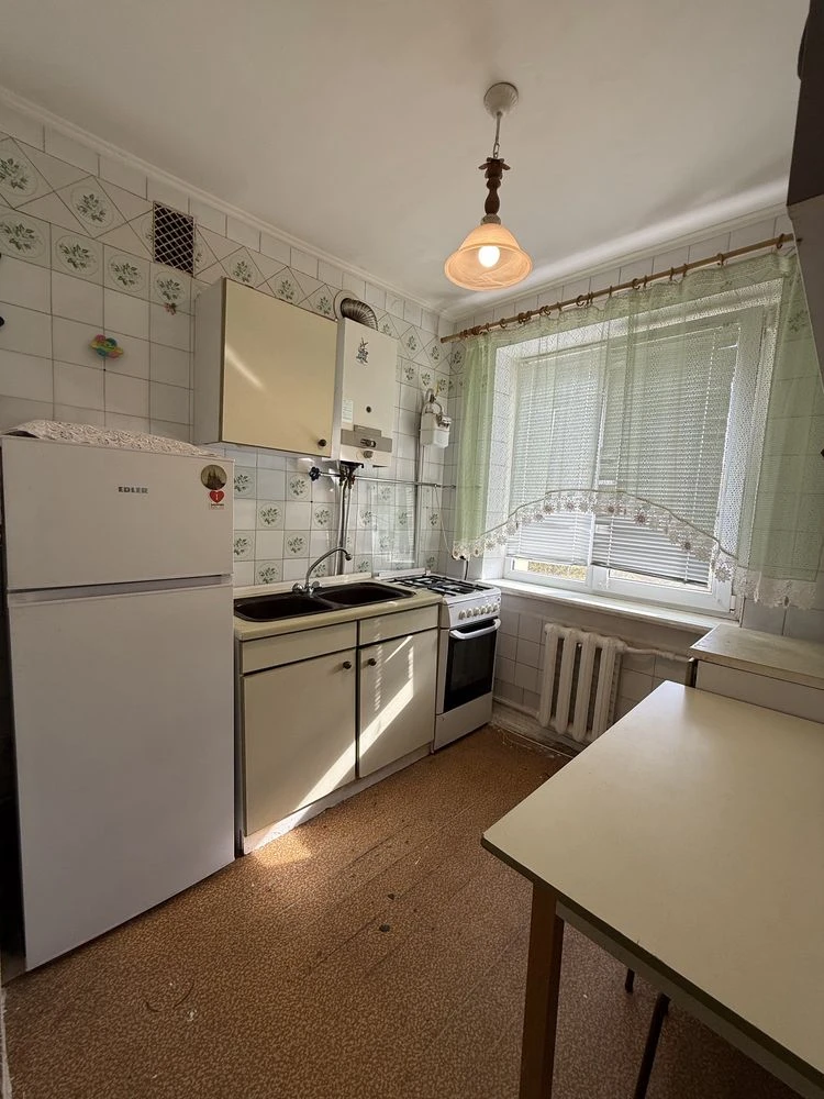 3 bedroom apartment near school on Vyshenka street