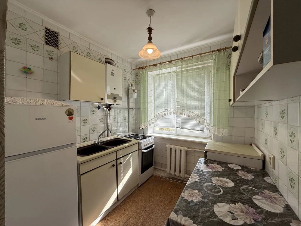 3 bedroom apartment near school on Vyshenka street