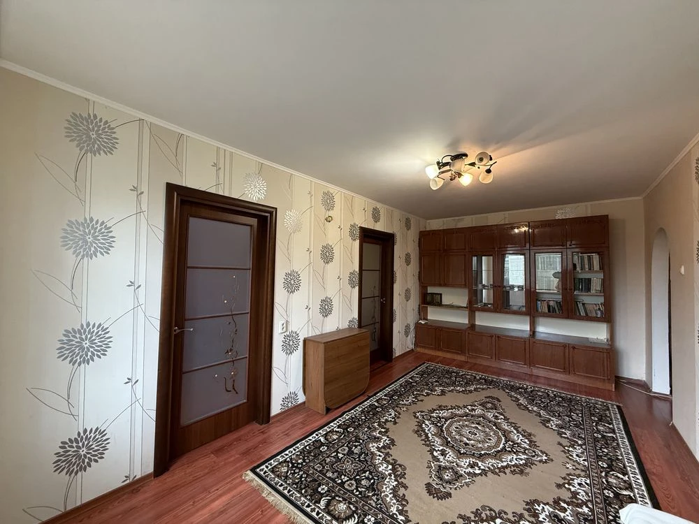 3 bedroom apartment near school on Vyshenka street