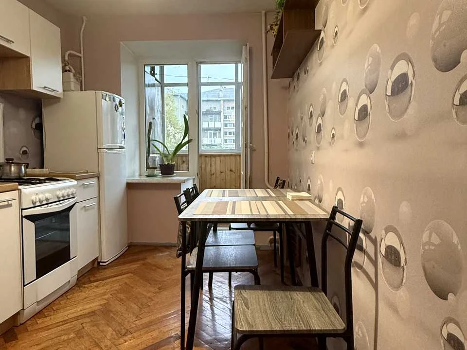 Apartment. Ivano-Frankivsk, Hnat Hotkevych st.