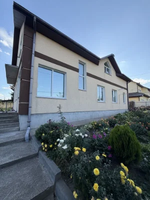 For Sale: Excellent 2-Story House
