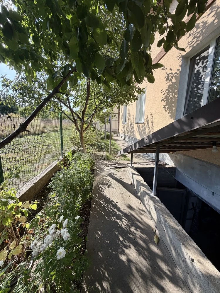For Sale: Excellent 2-Story House