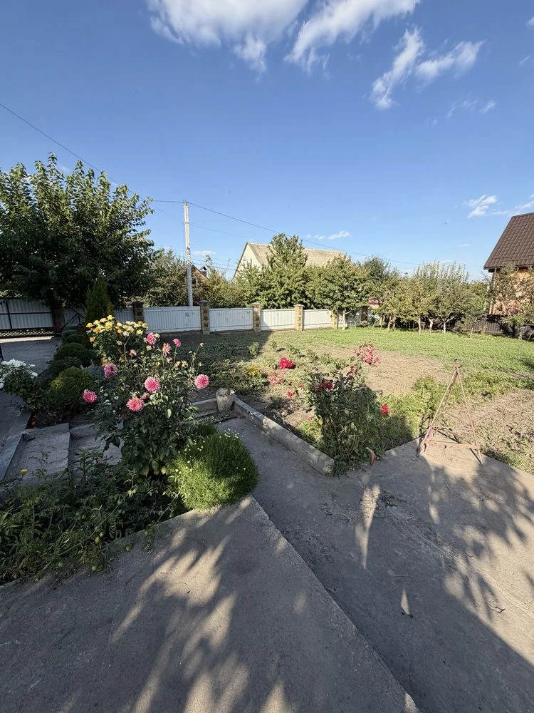 For Sale: Excellent 2-Story House