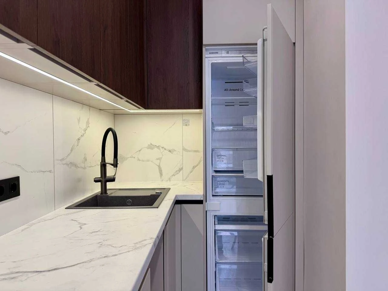 For sale, fully furnished 2-bedroom apartment with renovation in a new building.