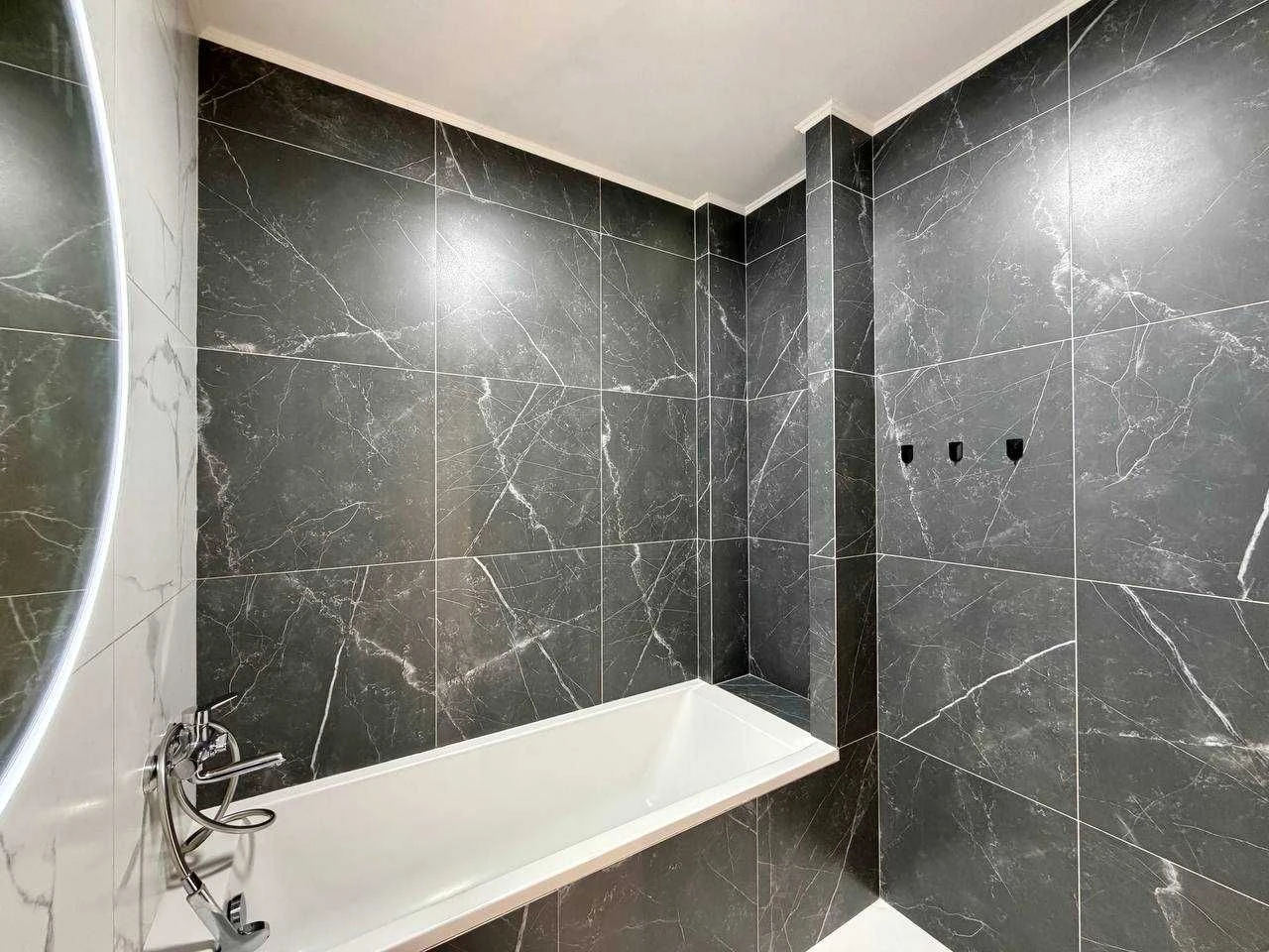 For sale, fully furnished 2-bedroom apartment with renovation in a new building.