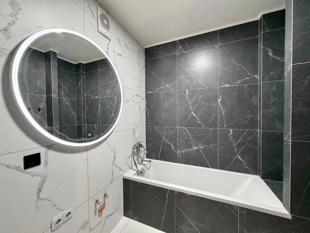 For sale, fully furnished 2-bedroom apartment with renovation in a new building.