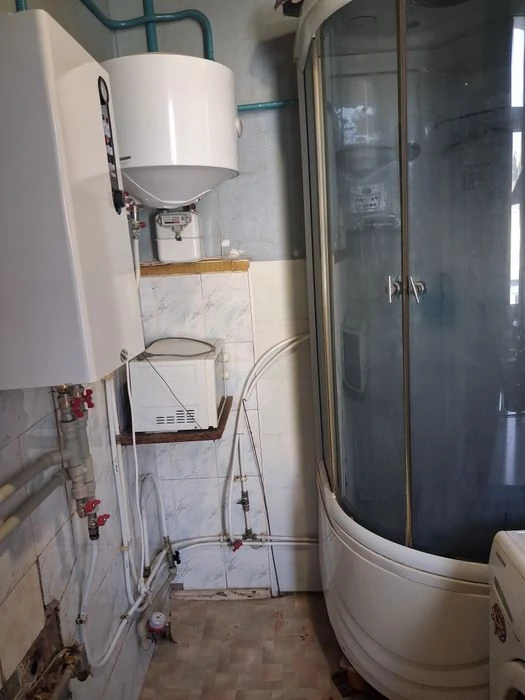 Selling a small hotel room from the owner.