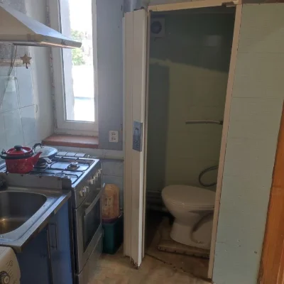 Selling a small hotel room from the owner.